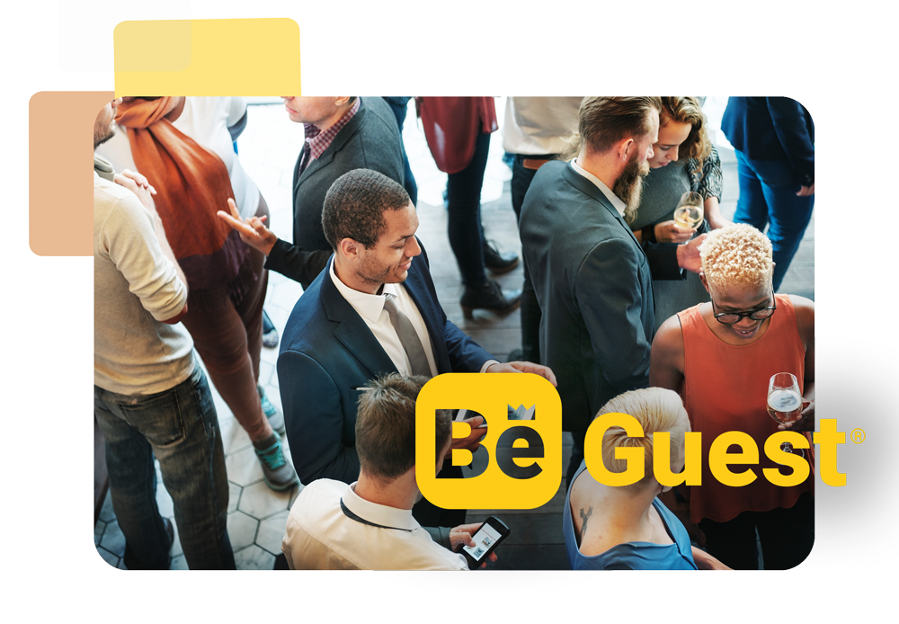 Profesionales en un evento con el logo de la plataforma de gestión de eventos BeGuest Profesionales en un evento con el logo de la plataforma de gestión de eventos BeGuest