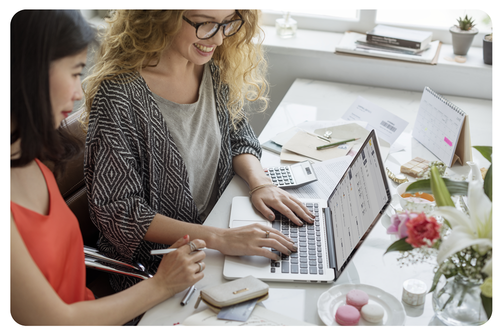 Organizadoras de eventos trabajando con BeGuest para planificar y gestionar eventos de forma digital y eficiente Organizadoras de eventos trabajando con BeGuest para planificar y gestionar eventos de forma digital y eficiente